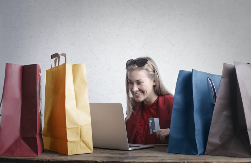 frau beim online shopping am laptop