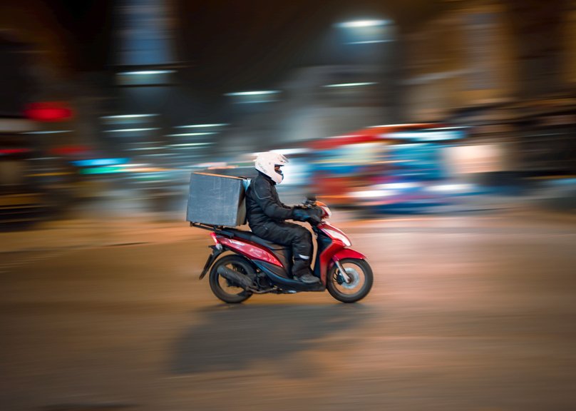 lieferant auf einem moped