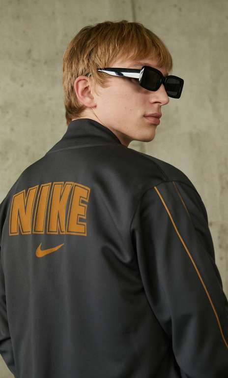 Nike – Jacke in dunklem Rauchgrau mit durchgehendem Reißverschluss jetzt €21.60 Mit code @ Asos