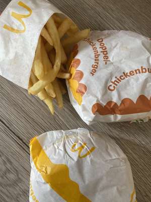 [MC Donalds App] Cheese-, Chickenburger und kl. Pommes für 2€ durch Neuregistrierung.