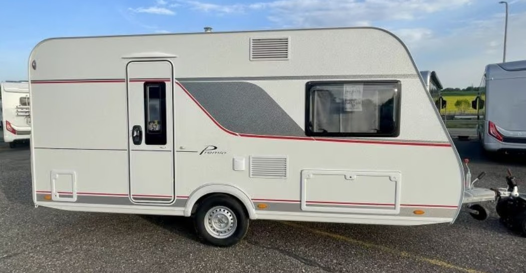 Bürstner Premio 395 TS Wohnwagen / 1.700kg / 590kg Zuladung / 3 Schlafplätze / Umluftanlage 230V / Dusch Paket / Elektr. Warmwasserbereiter