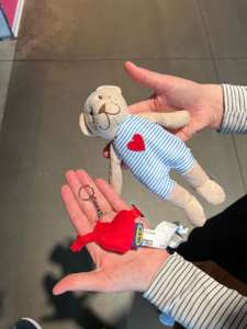 [lokal | IKEA | Frankfurt] Kindergeschenke Teddybär oder Herz-Anhänger gratis