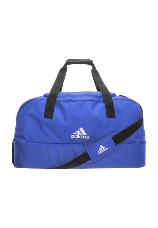 Adidas Fußballtasche bei Galeria für 20,94€ inkl. Versand | Bodenfach | Schuhfach mit Reißverschluss | Blau / Weiß