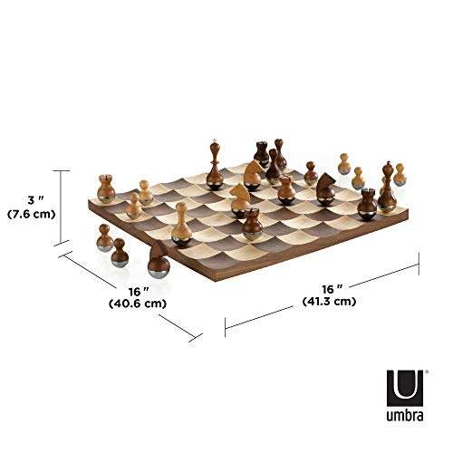 Umbra Wobble Schach Set mit vertieften Spielfeldern aus hochwertigem Ahorn- und Walnussholz