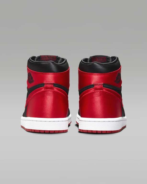 (Nike) Air Jordan 1 High OG "Satin Bred" mit Trick für 71 € Gr. 35.5 - 44.5