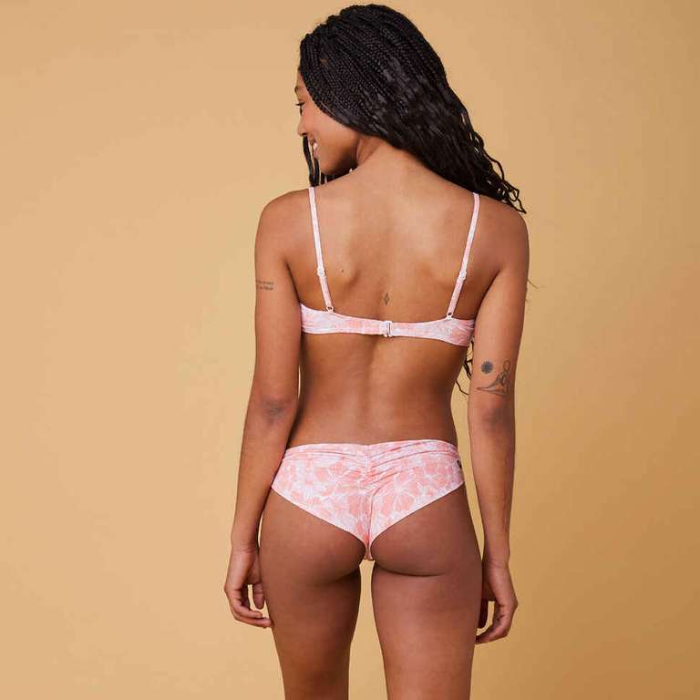 Roxy Bikinis im Decathlon Sale: je 19,99€ für Oberteil (Triangle od. Bustier) oder Hose (Tanga od. hoher Beinausschnitt) in Koralle od. Blau