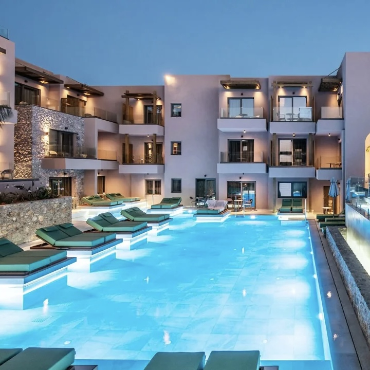 Kreta: 1 Woche im award-prämierten 5*-Erwachsenenhotel in der Junior Suite mit Gourmet-Halbpension | Auch Zimmer mit Privatpools verfügbar