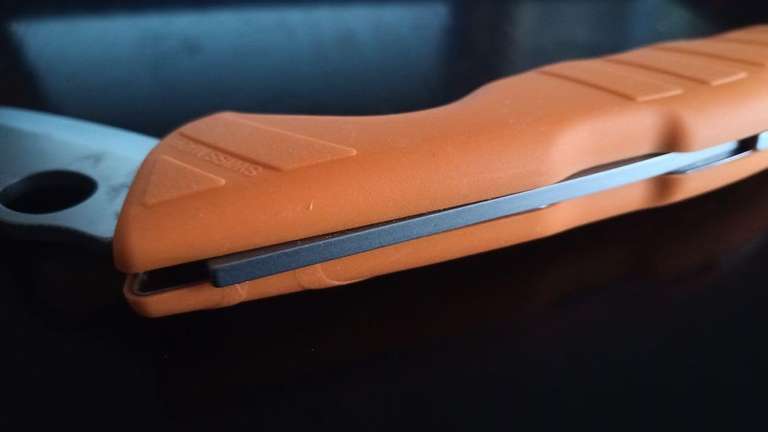 Victorinox Schweizer Taschenmesser, Hunter Pro M, Klappmesser, Einhand-Feststellklinge, orange