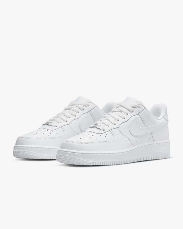Sneaker: z.B. Nike Air Force 1 all white