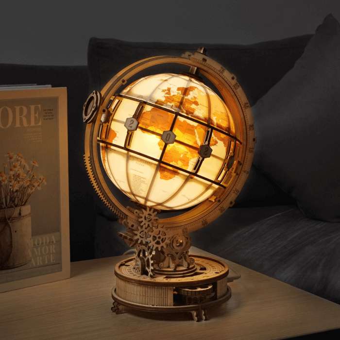 Rokr: Luminous Globus 3D Holz Puzzle mit 180 Teilen (inkl. Miniaturlupe und Licht, Modellgröße in cm: ca. 17x20x29) für 35,43€