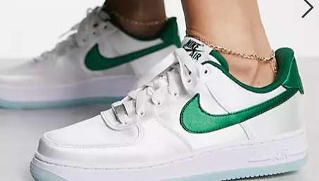 Nike – Air Force 1 '07 – Sneaker aus Satin in Weiß und Sport-Grün (Gr. 36-44) / Asos Shop