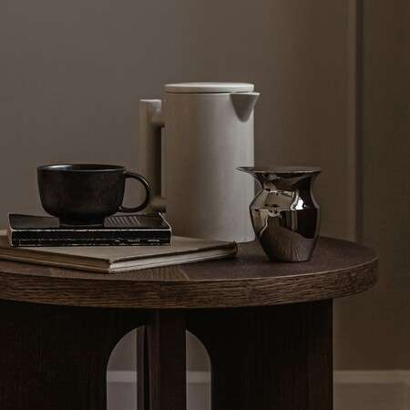 menu – Yana Tee Zubereiter, Steingutkanne schwarz oder grau mit Stahlfilter im japanischen Design von Norm Architects [Raum-Blick]