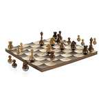 Umbra Wobble Schach Set mit vertieften Spielfeldern aus hochwertigem Ahorn- und Walnussholz