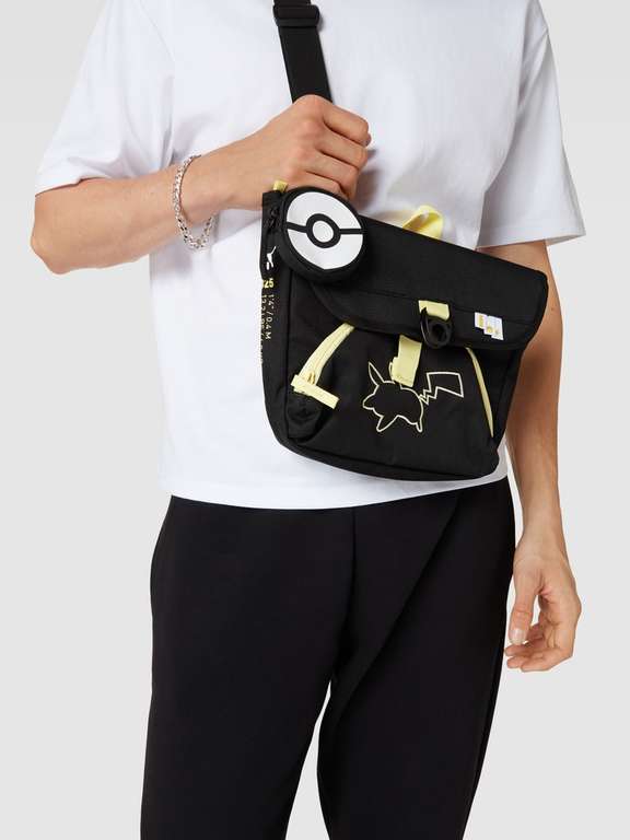 Puma Umhängetasche mit Pokémon-Details in schwarz