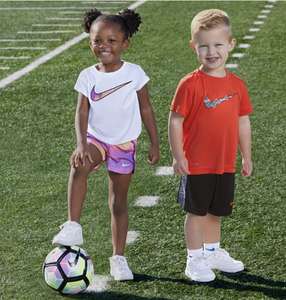 Nike Sportswear für Kinder bei Lounge by Zalando | Sportbekleidung & Sets ab Geburt bis 170 | z.B. PRINTED CLUB SET Leggings+Hose 16,50€+VSK
