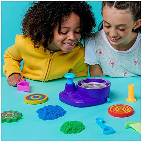 Kinetic Sand Swirl 'n Surprise Set - mit 907 g original Kinetic Sand in vier Farben und Drehscheibe für Muster, ab 3 Jahren (Amazon Prime)