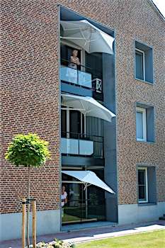 Umbrosa Paraflex - hochwertiger Sonnenschirm zur Wandmontage für platzsparende Installation auf Balkon oder Terrasse. Design: Peter Leleu