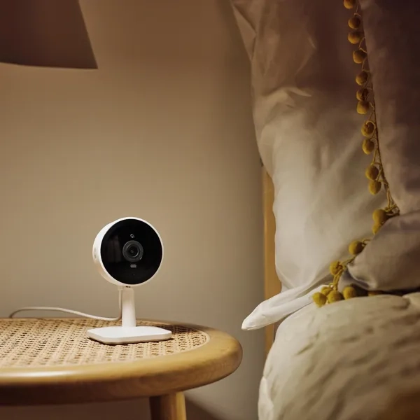Yale Smarte Innenkamera | 1080p Full HD, Zwei-Wege-Audio, anpassbare Zonen & Zeitplanung, Nachtsicht, Echtzeit-Benachrichtigungen