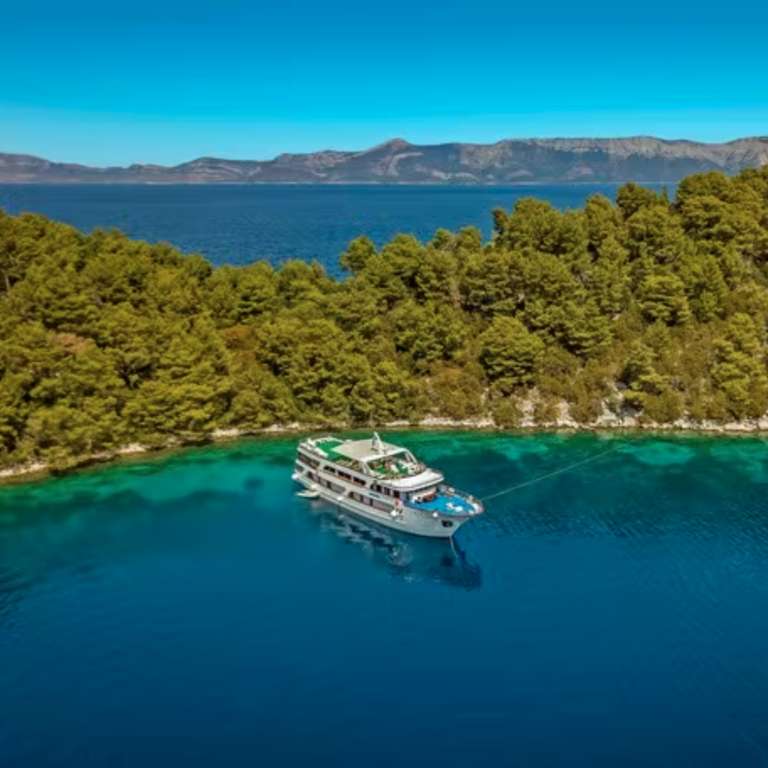 Kroatien-Inselhopping per Yacht: 7 Nächte ab Trogir - Deluxe-Kabine für 2 mit Halbpension, Captain's Dinner & Stadtführungen / gratis Storno
