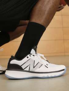 New Balance Sport bei Lounge by Zalando | Sportbekleidung & Schuhe | z.B. New Balance HESI - Herren Basketballschuh in schwarz