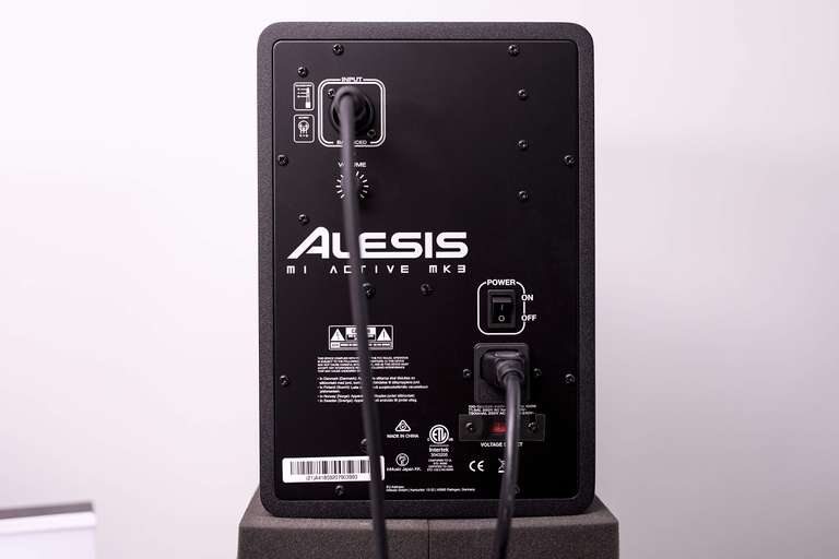 Alesis M1Active MK3 Studiolautsprecher mit 5-Zoll-Aluminium-Treiber, 1-Zoll-Hochtöner, optimiertem Wellenleiter und XLR-Eingängen, Schwarz