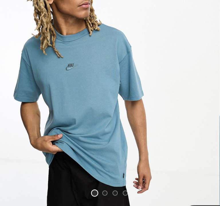 Nike Premium Essentials T-Shirt in Blau