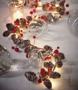 Kleiner Weihnachtssale bei Impressionen, z.B. beleuchtete Girlande mit roten Beeren