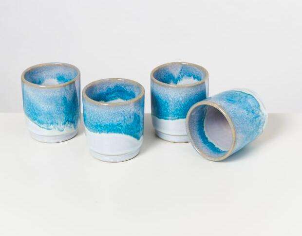 Bis zu 40% Rabatt auf Geschirr und Vasen aus Keramik bei Motel a Mio, z.B. Cordoama 4er Set Becher aqua via Click&Collect