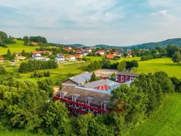 Herbstferien Familienurlaub - 4 Nächte im Bayerischen Wald | Kids U10 kostenlos I Hallenbad, Sauna & Kinderbetreuung inkl. I All Inclusive