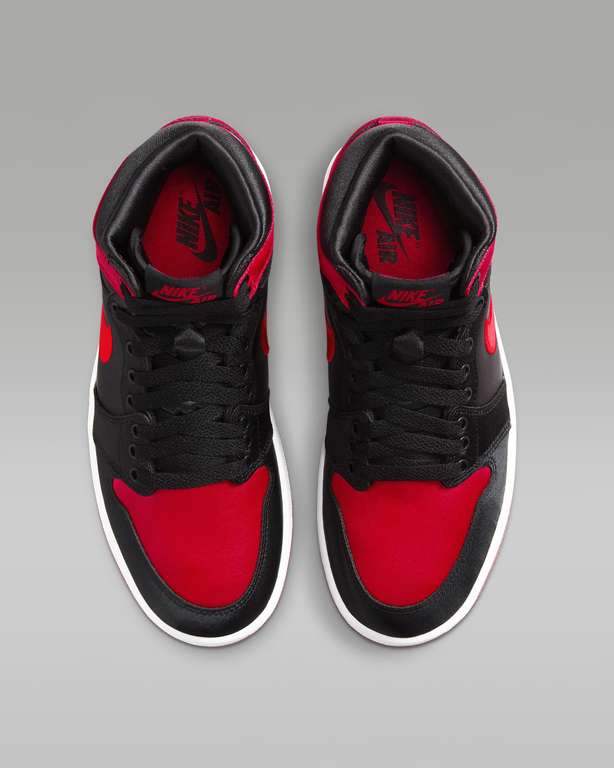 (Nike) Air Jordan 1 High OG "Satin Bred" mit Trick für 71 € Gr. 35.5 - 44.5