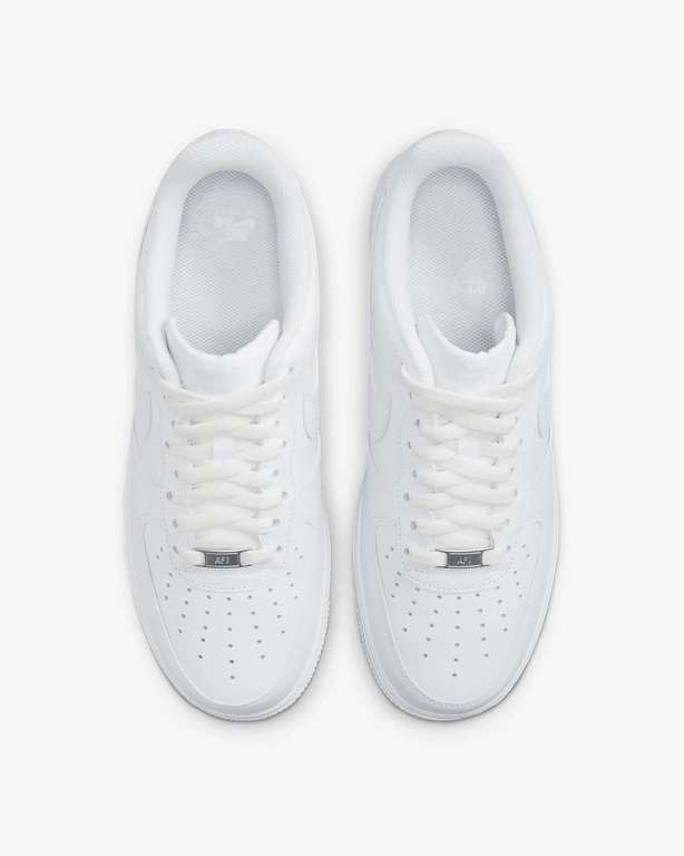 Sneaker: z.B. Nike Air Force 1 all white