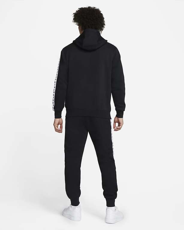 Nike Essential Fleece-Trainingsanzug für Herren in Navy (S - L + XXL) od. für 49,85€ in Schwarz (M - XL), Oliv (S - L) & Grau (M - XL)