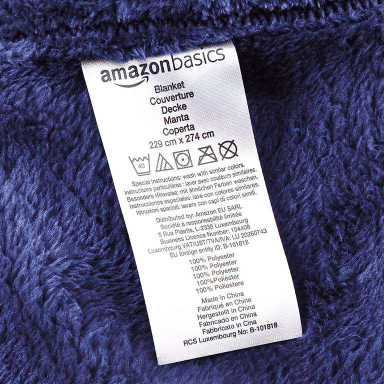 Amazon Basics - Kuscheldecken im Angebot (~ -50%) zB: aus samtweichem Plüsch - 168 x 229cm - Marineblau für 9,83€ (Prime)