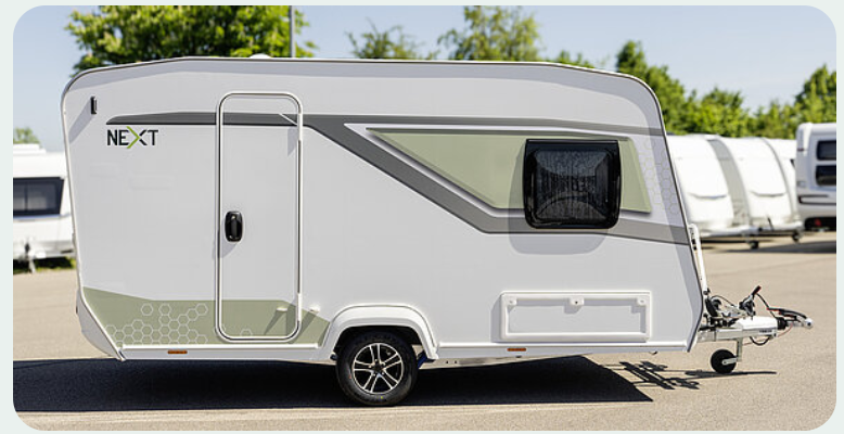 NEXT 381 Wohnwagen / 4 Schlafplätze / 1.300kg / 599cm / Fahrradträger-Deichsel / Bad+WC / Etagenbetten klappbar / Neufahrzeuge