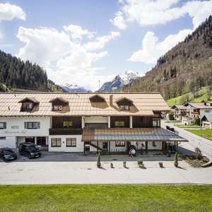 Vorarlberg, Österreich: Doppelzimmer inkl. Frühstück, Sauna, gratis Öffis | Hotel der klostertalerhof | bis Juni 95€ für 2 Personen