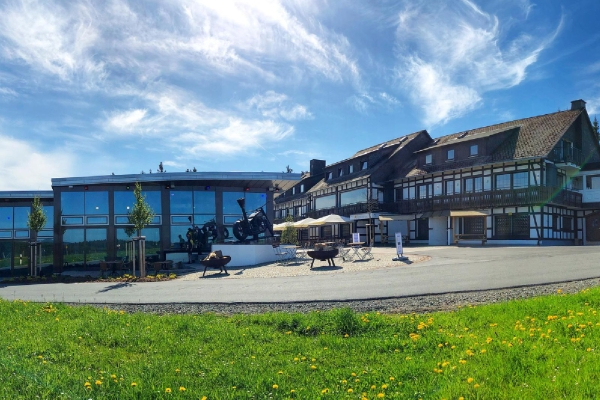 Herbstferien Familienurlaub - 4 Nächte im Sauerland | Kids U10 kostenlos I 3 Saunen, Innenpool , Dampfbad und Whirlpool I Halbpension