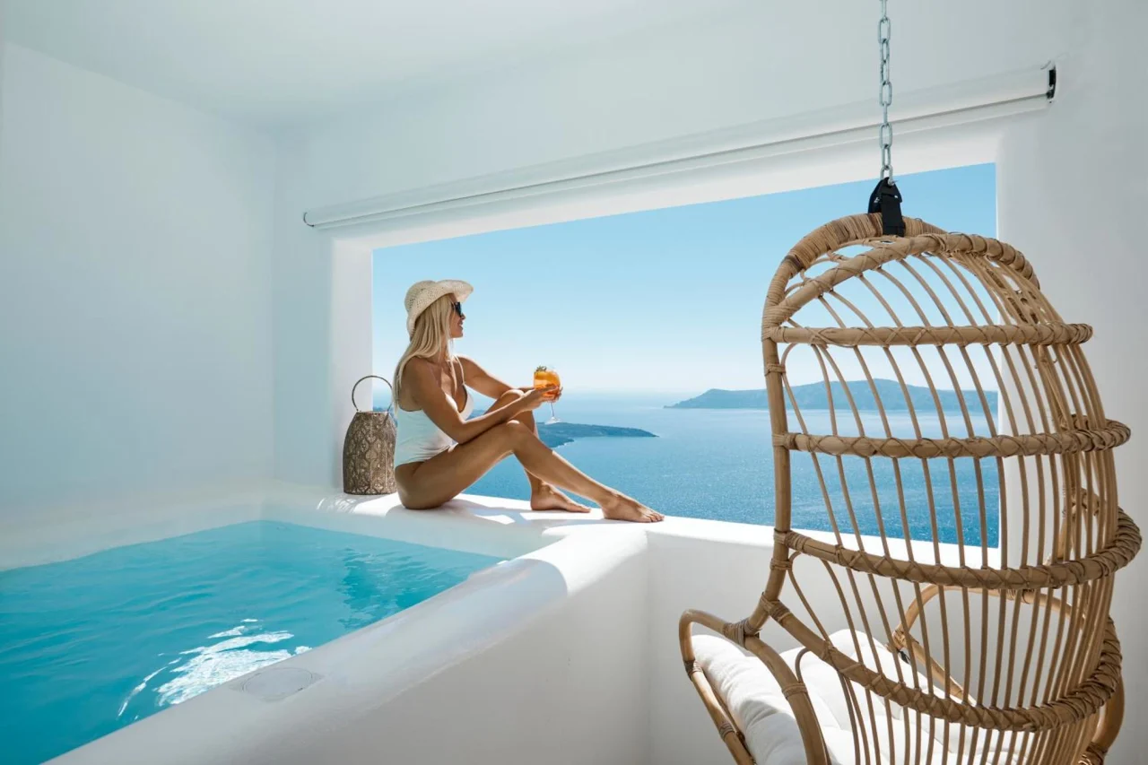 Deluxe-Suite mit privatem Pool: Luxus auf Santorini mit einzigartiger Aussicht (2 Personen) - November