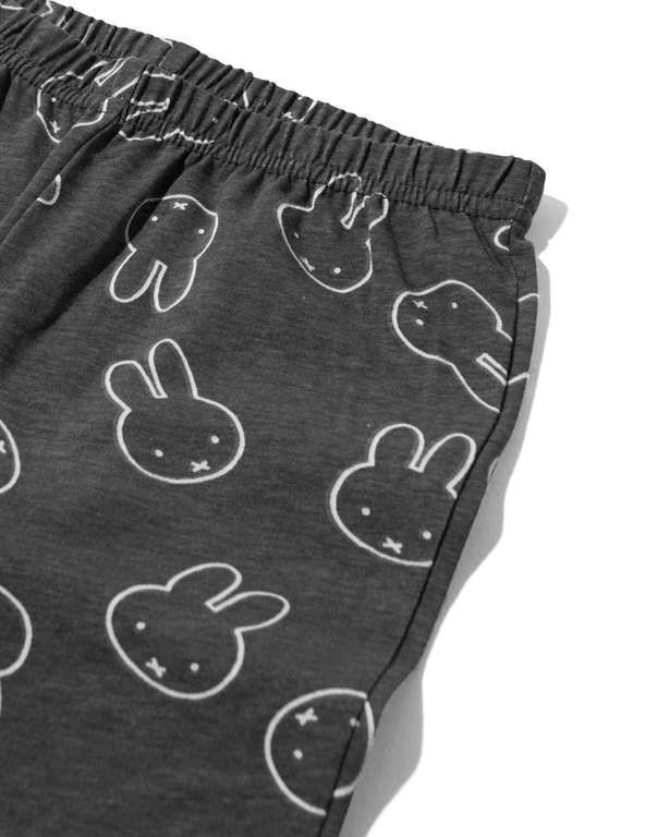 Miffy Kinderpyjama für 5 € + VSK | ab 25 € VSK-frei, Gr. 110/116, 122/128, 146/152, Baumwolle & Polyester| 5 € auch offline in der Filiale